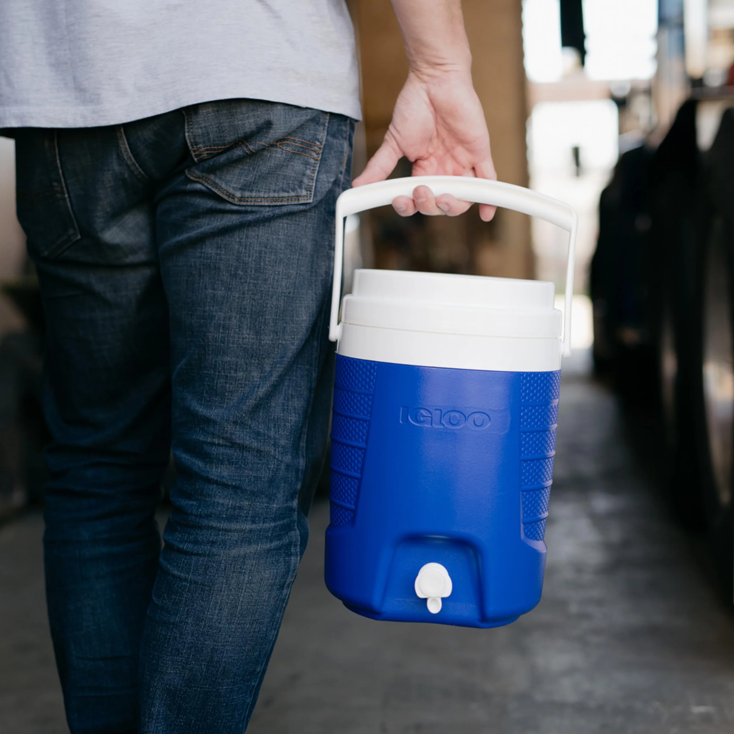 IGLOO Sport dozownik napojów 2 Gallon 7,6 L – Izolowany pojemnik chłodzący na sport, kemping & outdoor – Wytrzymały zbiornik z kranikiem, Majestic Blue, łatwy w czyszczeniu