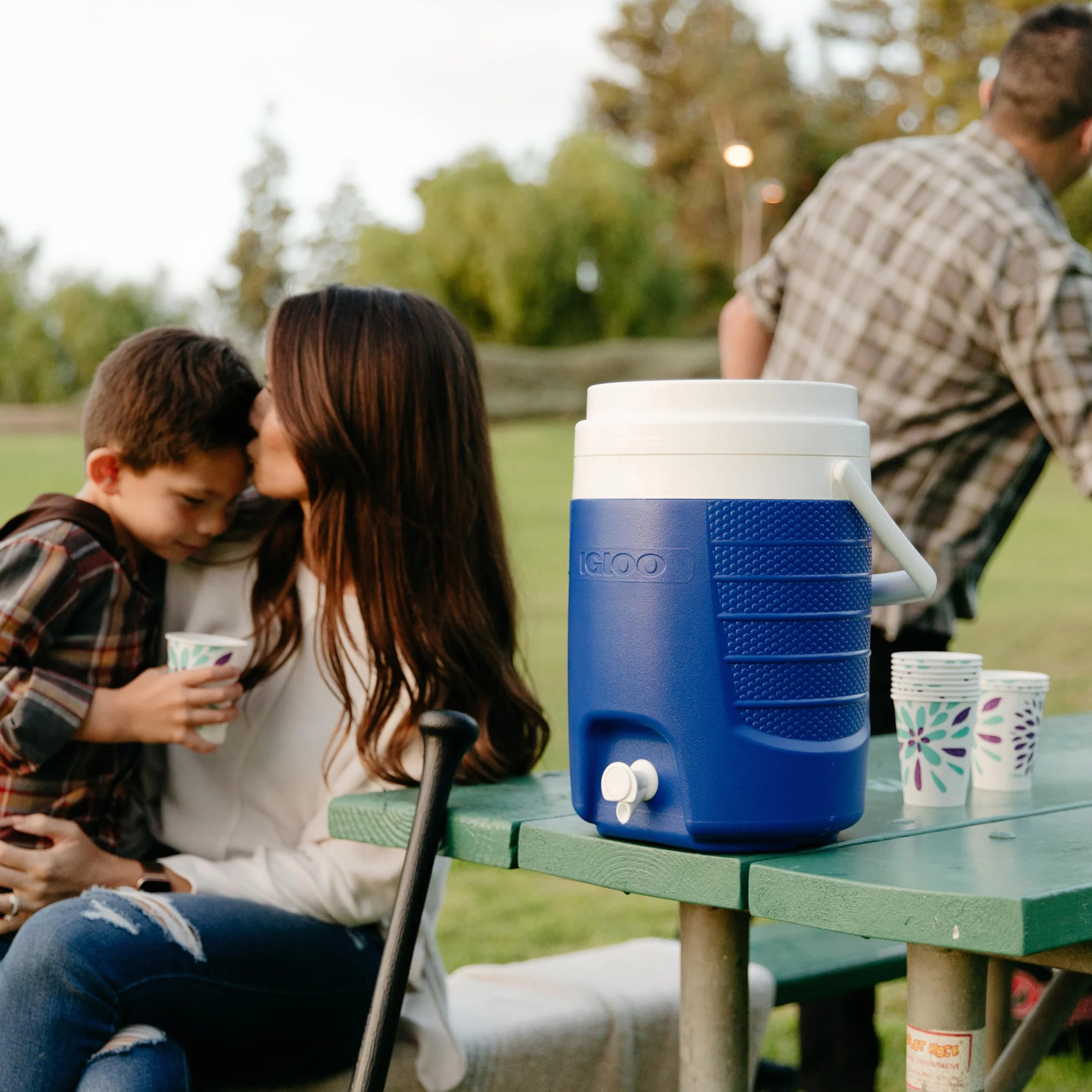 IGLOO Sport dozownik napojów 2 Gallon 7,6 L – Izolowany pojemnik chłodzący na sport, kemping & outdoor – Wytrzymały zbiornik z kranikiem, Majestic Blue, łatwy w czyszczeniu