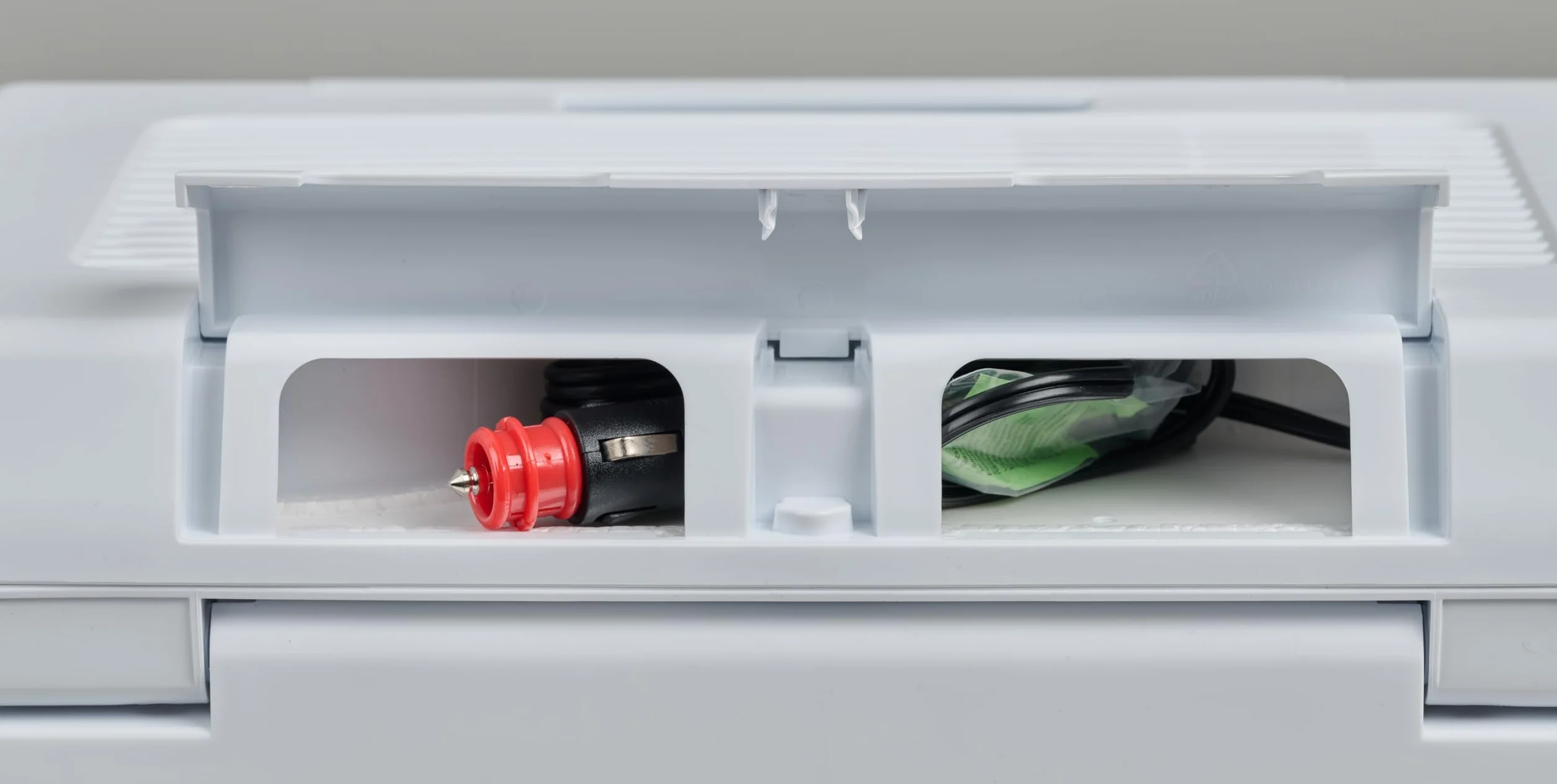 IGLOO IE24DC elektryczna lodówka turystyczna 12V, 24L – kompaktowa lodówka samochodowa na kemping, wakacje, łódź i festiwale, lekka i przenośna, z praktycznym schowkiem na kabel