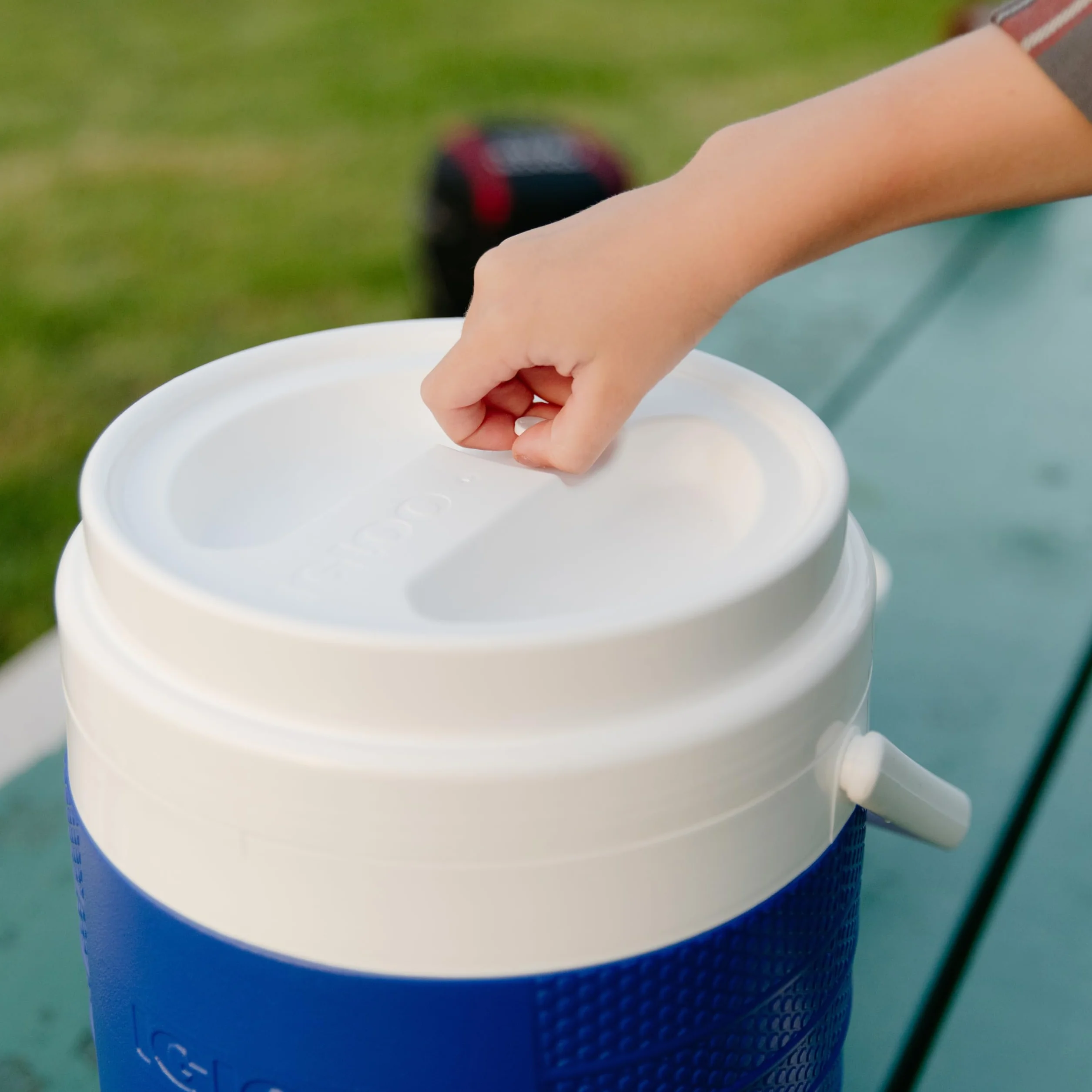 IGLOO Sport dozownik napojów 2 Gallon 7,6 L – Izolowany pojemnik chłodzący na sport, kemping & outdoor – Wytrzymały zbiornik z kranikiem, Majestic Blue, łatwy w czyszczeniu